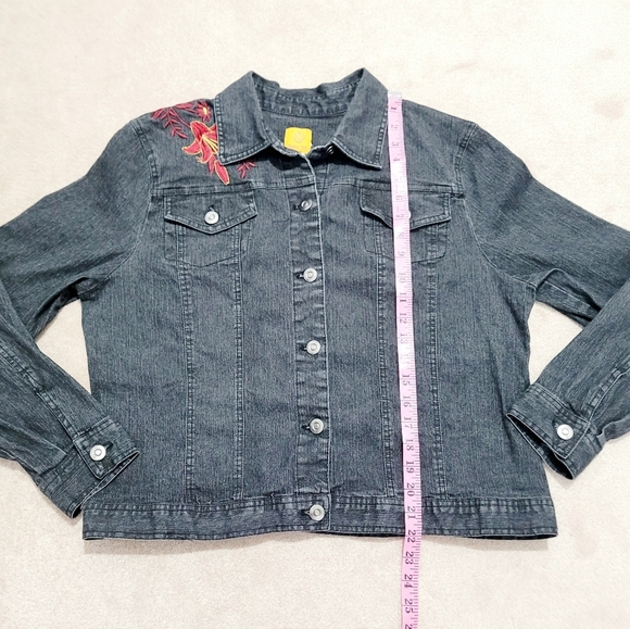 Ruby Rd. Women's Black Denim Jacket Size 16 Floral Embroidered Shoulder Stretch - Picture 8 of 9